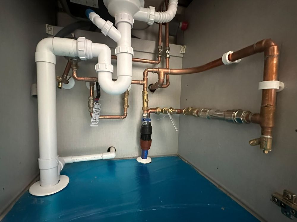 Under-sink copper pipework with isolation valves